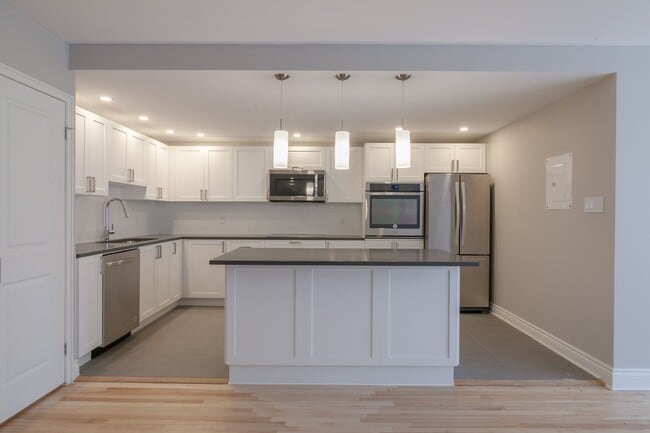 Building Photo - 3495 Rue de la Montagne Unit 405