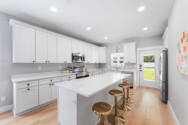 Photo - 975 Ervin St