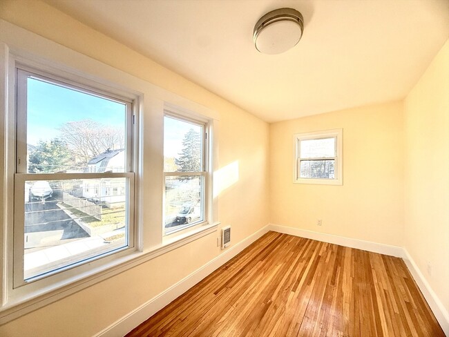 Building Photo - 135 Independence Ave Unit 3