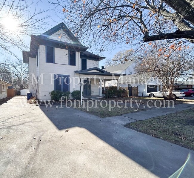 Photo - 405 W Denton St