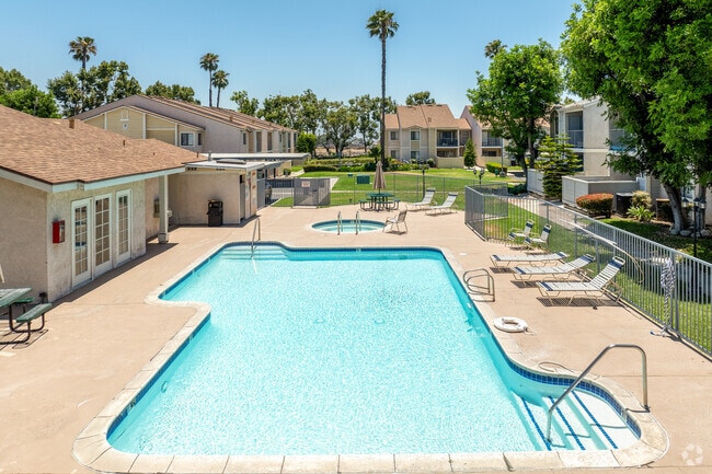 Harris Place Apartments - Pool