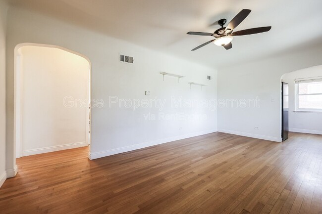 Photo - 2856 Elm St