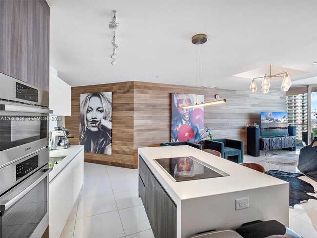 Building Photo - 851 NE 1st Ave Unit 4109