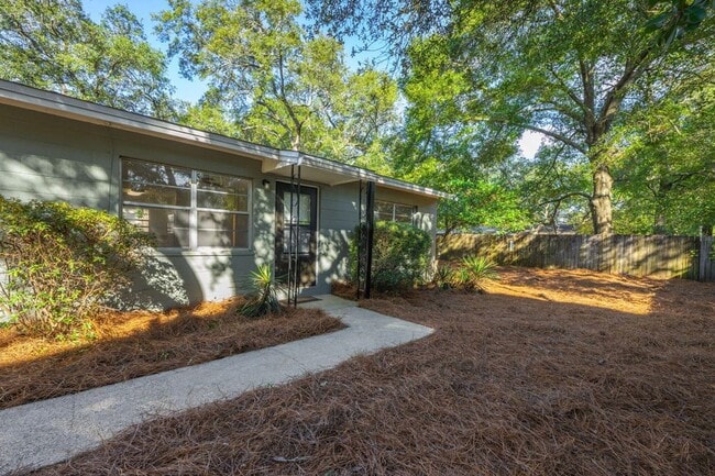 Building Photo - 1013 Holton Ave Unit 3