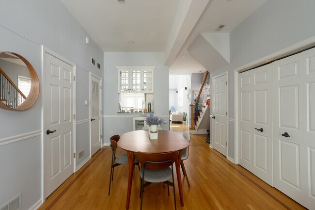 Photo - 1425 W Henderson St