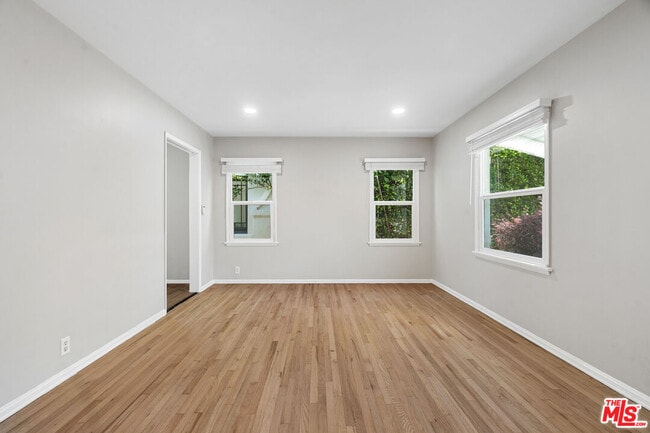 Photo - 815 Crestmoore Pl