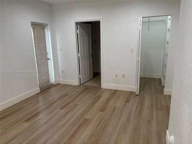 Photo - 1370 W 30th St
