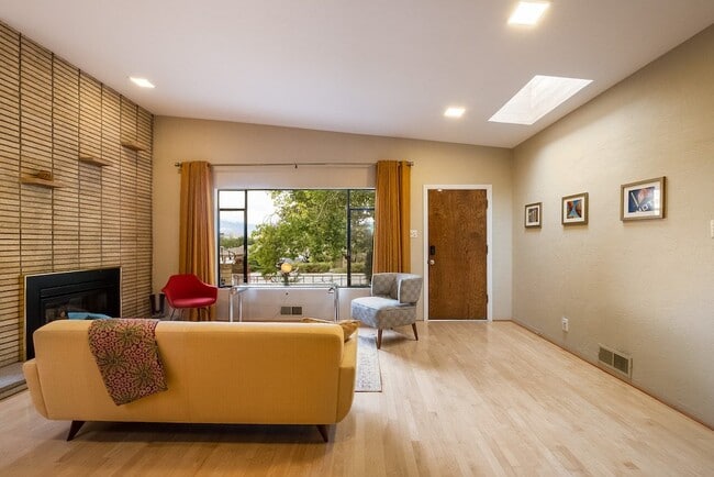 Photo - 305 Aliso Dr SE