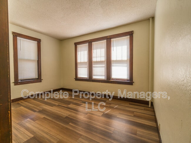 Photo - 325 E Washington St