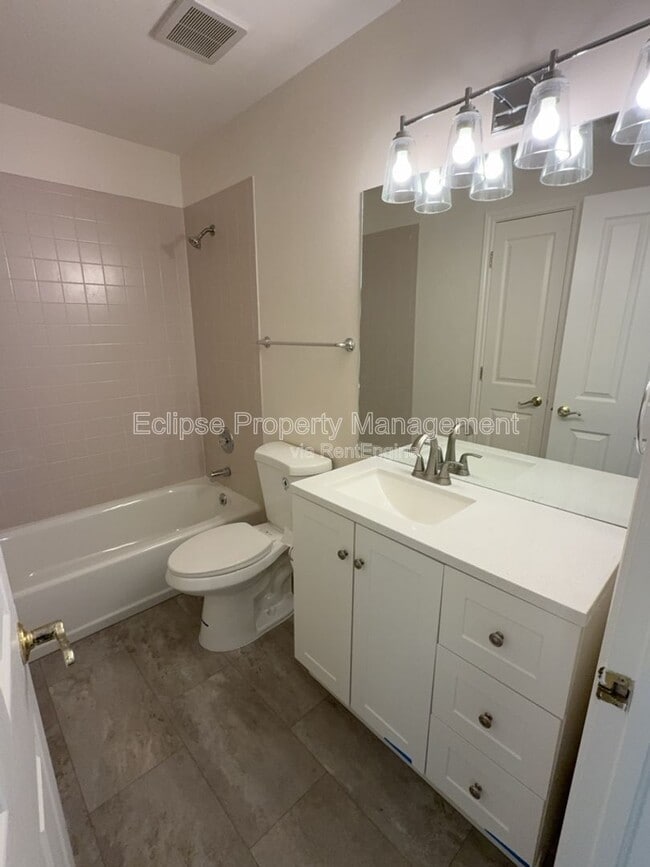 Photo - 714 E Harbor Cir