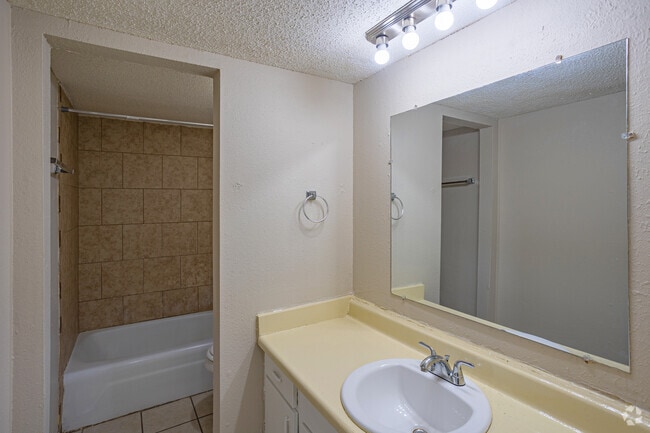 2BR, 1BA - 975SF - Bathroom - Verde Vista
