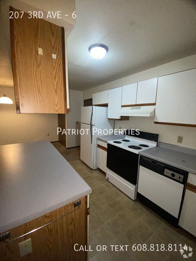 Building Photo - 2 bedroom/ 1.5 bath Apartment in Monroe, WI Unit 6