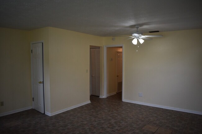 Photo - 2526 Red Robin Dr W