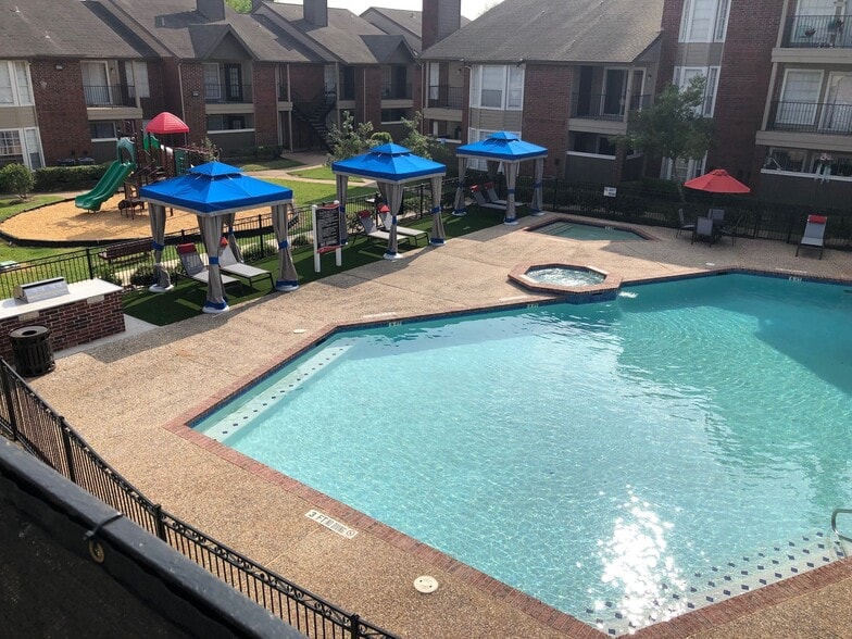 Parque at Bellaire Pool with Sundeck