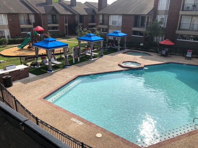 Parque at Bellaire Pool with Sundeck - Parque at Bellaire Apartments