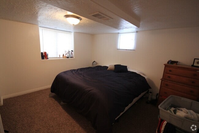 Building Photo - Cute 2 Bed/1 Bath Basement Apartment super... Unit Basement