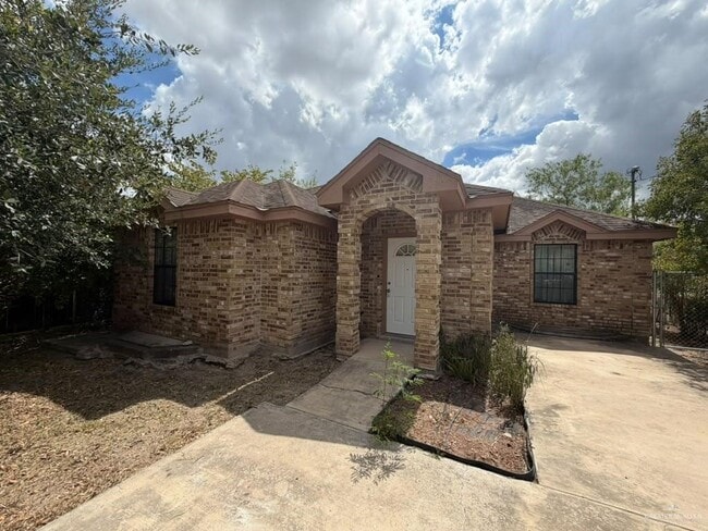 2037 W Diaz Ave