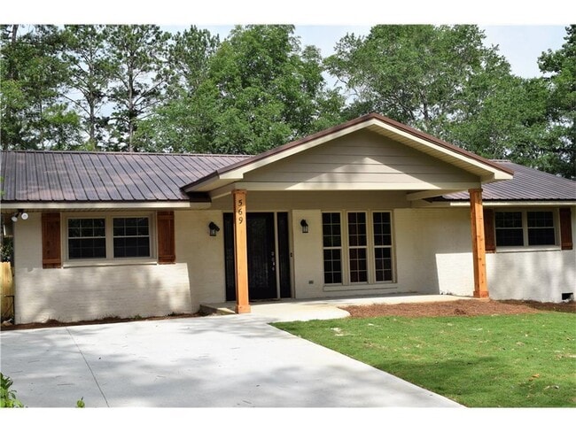 Building Photo - Beautifully Remodeled 3-Bedroom Home Near ...