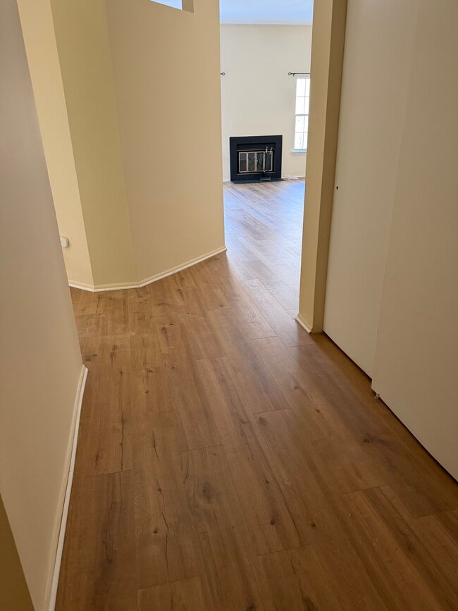 Building Photo - 5083 Beech Ct Unit 5083