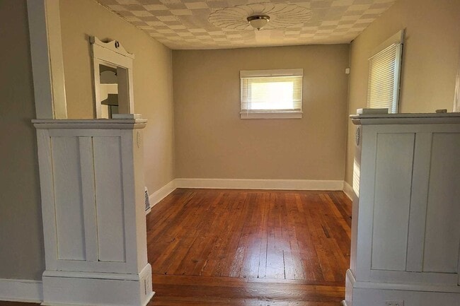 Photo - 400 Bates St