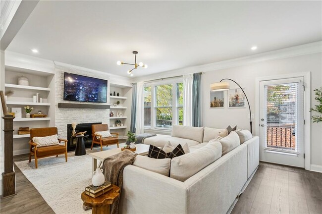1368 Live Oak Ln