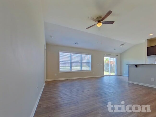 Photo - 415 Finch Ln