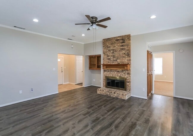 Photo - 203 Bowie St