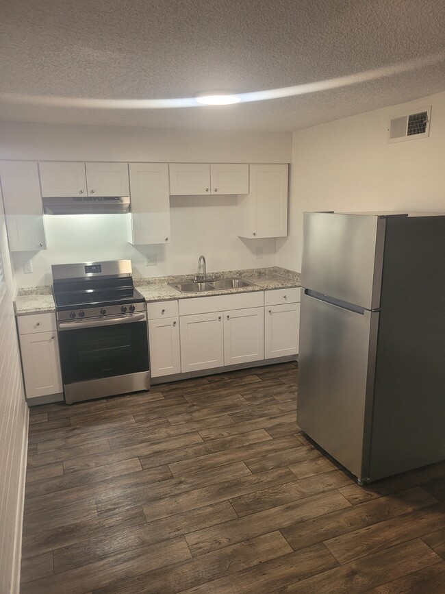 2bd 1 bth Deluxe Kitchen - Ironwood Apartments