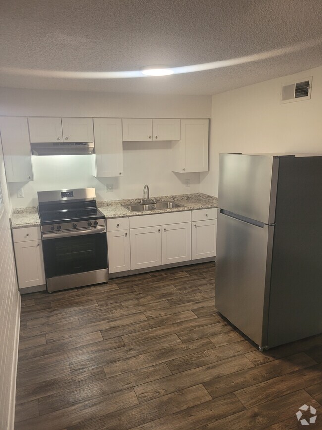 2bd 1 bth Deluxe Kitchen - Ironwood Apartments