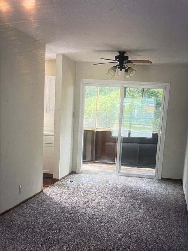 Photo - Knoxville 37919 - 2 bedroom, 1 bath apartment in West Knoxville - Contact Lisa Vineyard and Shann...