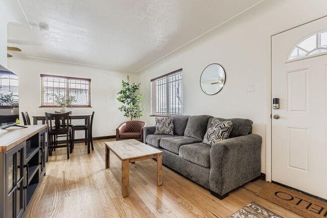 Área de estar principal - 3540 Newport St