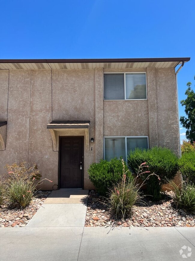 Building Photo - Refreshed 2 bedroom 1.5 bathroom townhome ...