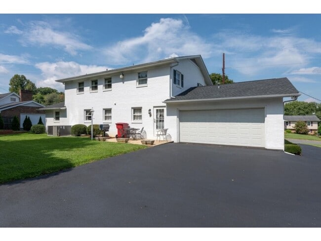 Photo - Beautiful 4-Bedroom/2.5 Bath Single-Family Home in Great Neighborhood in Johnson City, TN, with d...