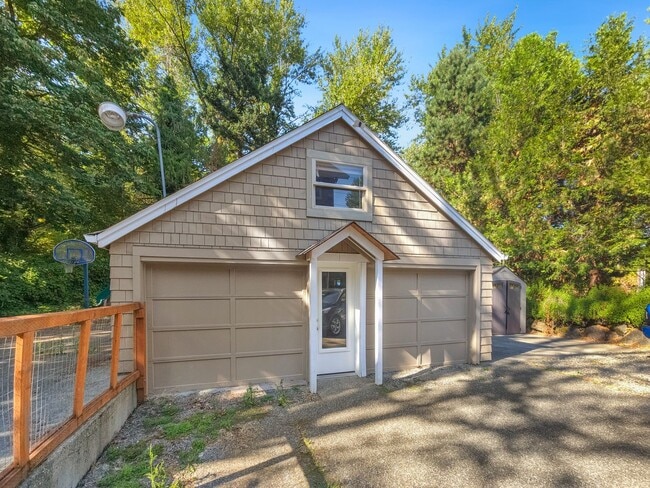 Building Photo - Charming Studio Near Downtown Bellevue wit... Rental