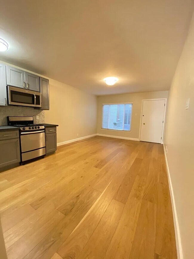 Building Photo - 1491 Chestnut St Unit 2