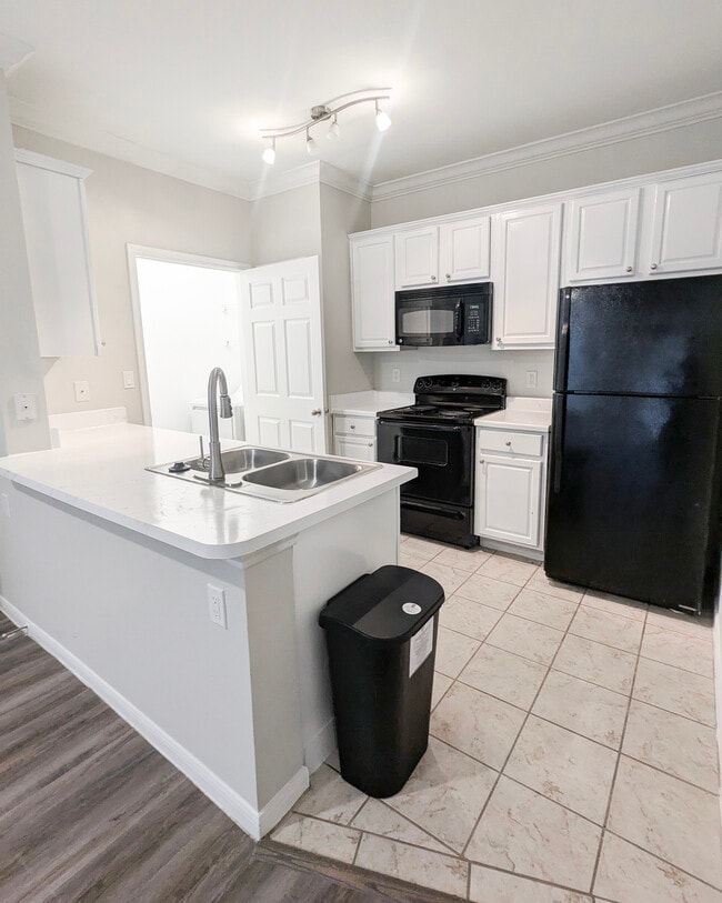 Kitchen - Woodland Hills Luxury Apartments