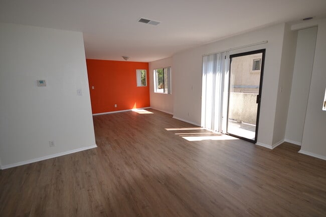 Living room/dining room - 3165 Weldon Ave