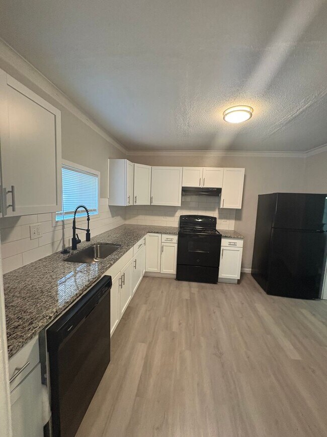 Photo - Spacious 3 Bed, 2 Bath Home in Prime Kansas City Location Near Plaza & Brookside