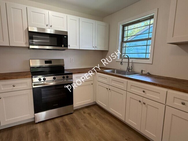 Building Photo - 1718 Portland St Unit B