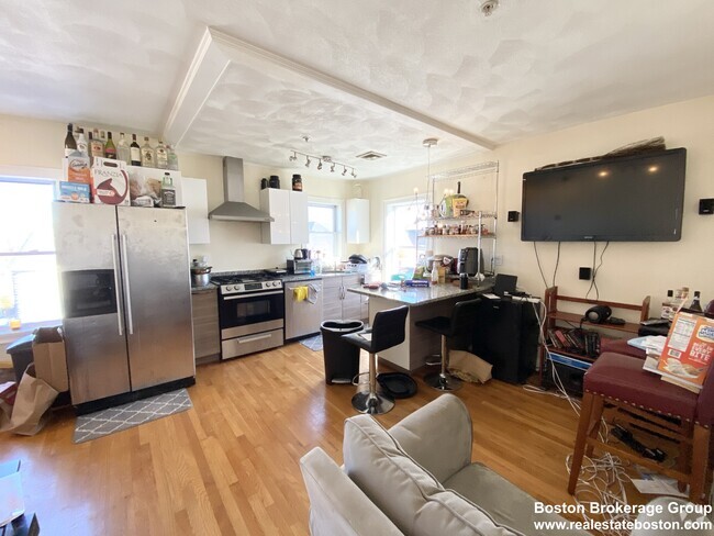Building Photo - 128 Hillside St Unit 3 Rental