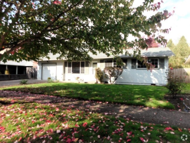 Building Photo - Beautiful 4 Bedroom, 1-1/2 Bathroom Home W...