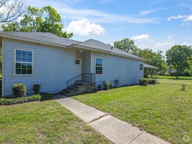 Building Photo - 1001 W Lampasas St Rental