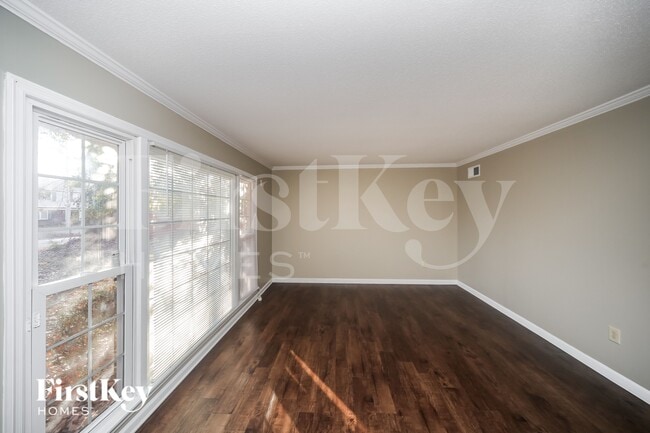Photo - 6000 Macleod Dr