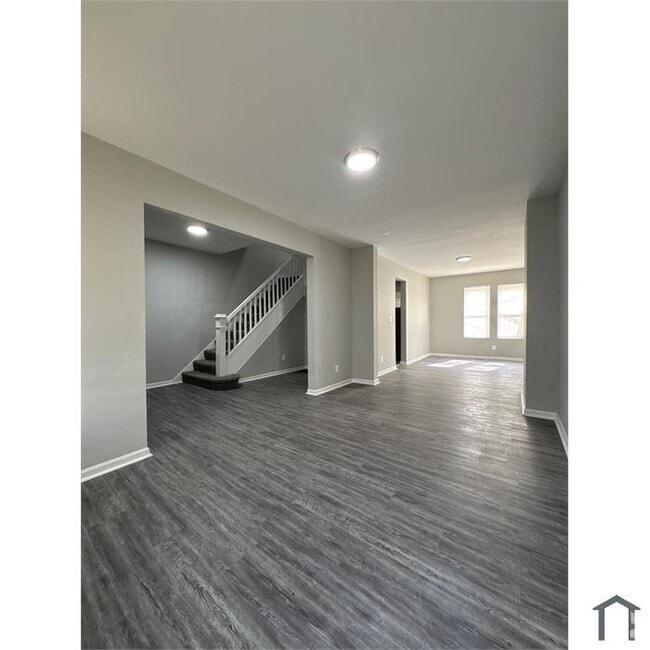 Building Photo - 4 Bedroom Rehabbed Home