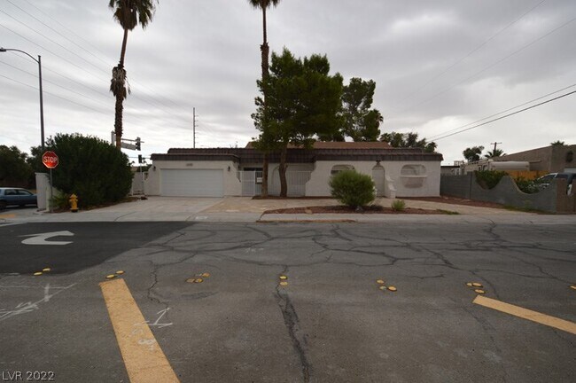 3690 Howard Hughes Pkwy Rental - House Rental in Las Vegas, NV ...