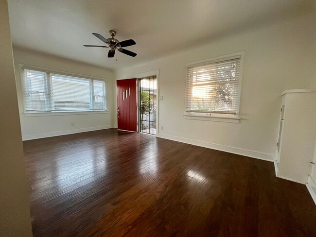 Photo - North Park Cottage! LARGE ENCLOSED PRIVATE BACKYARD! Washer & Dryer! Assigned Parking! Unidad 3409 Grim Ave