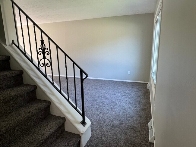 Photo - 2635 W 58th St