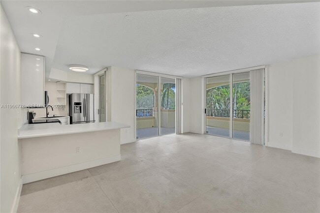 Building Photo - 1834 Brickell Ave Unit 31