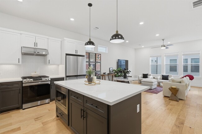 Photo - 714 W Donovan St