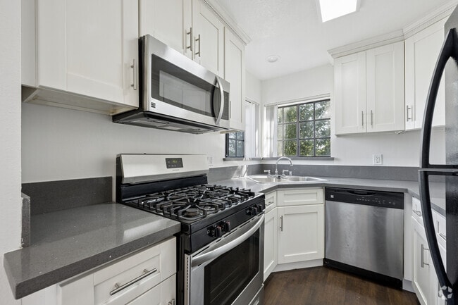 1BR, 1BA - 625SF - Kitchen - Chateau Emelita Apartments